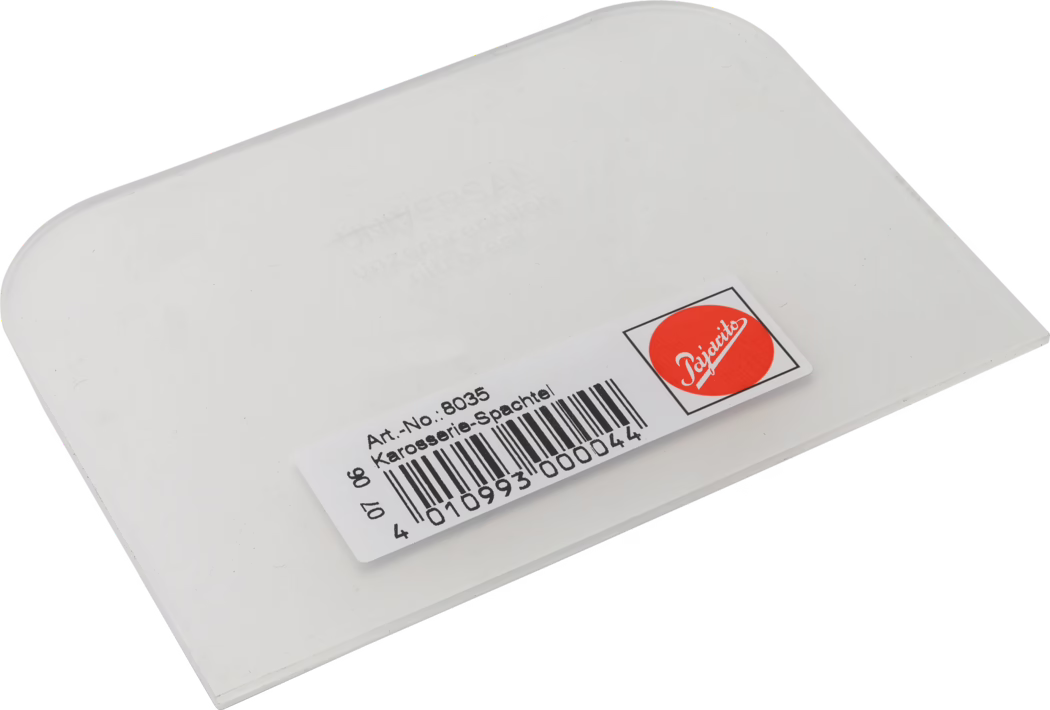 Gros plan d'une spatule à mastic en plastique blanc et flexible, prise en angle sur fond blanc. L'outil présente une lame rectangulaire fine aux coins supérieurs arrondis et une surface mate légèrement translucide. Une étiquette adhésive blanche près du bord inférieur affiche un code-barres imprimé, la mention 'Art.-No.: 8035 Karosserie-Spachtel' et un petit logo circulaire rouge; le numéro du code-barres est 4010993000044. La spatule est destinée au lissage de mastic pour carrosserie et aux travaux de finition.