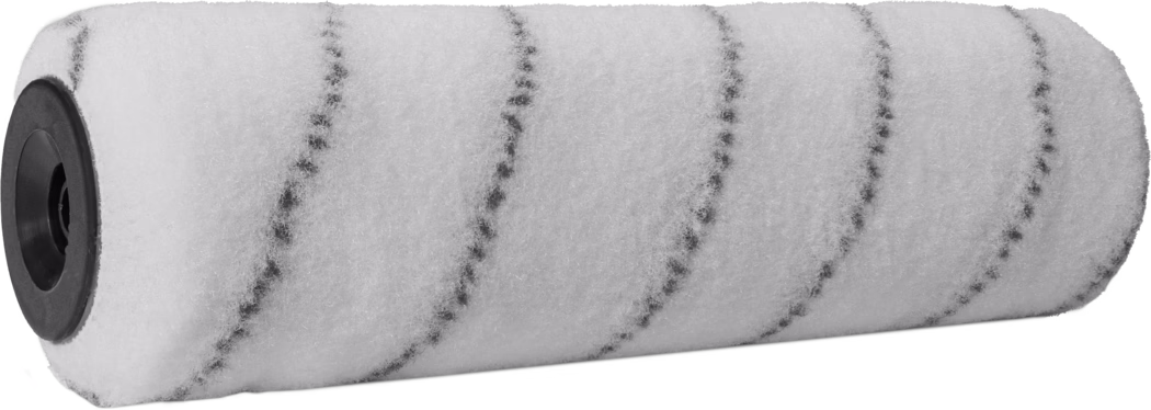 Gros plan d'une housse de rouleau à peinture cylindrique blanche à poil court en matériau synthétique. On distingue une texture duveteuse et fibreuse avec de légères lignes de couture sombres en spirale parcourant la longueur en diagonale et un capuchon en plastique noir visible à gauche. La housse est positionnée à l'horizontale sur un fond clair et sert à appliquer la peinture de manière uniforme sur murs et plafonds.