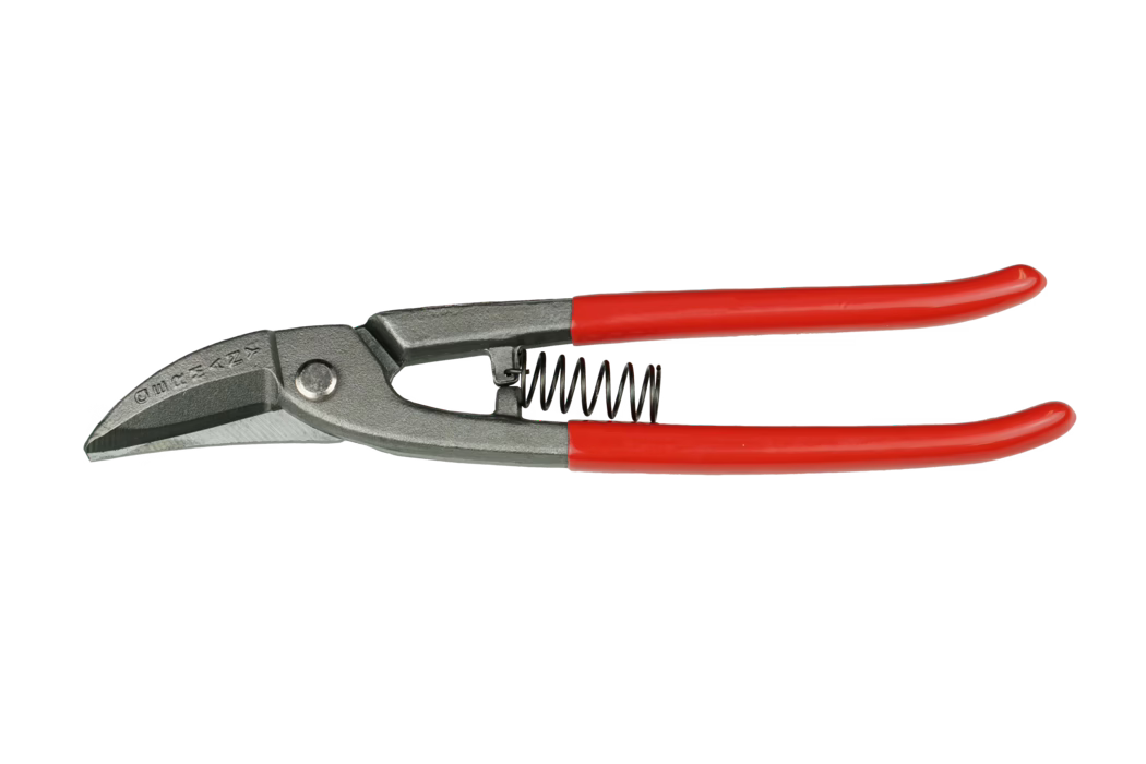 Cisaille à tôle manuelle avec lames courtes et inclinées en acier et poignées revêtues de plastique rouge. L'outil présente un pivot central riveté, un ressort hélicoïdal visible entre les poignées pour rouvrir automatiquement les mâchoires, et un tranchant affûté adapté à la coupe de tôle fine, film plastique, ou matériaux similaires. Le corps en métal gris a une finition mate et des marquages emboutis près de la lame; les poignées ergonomiques sont recouvertes de PVC rouge lisse pour une bonne prise en main. La photo montre la cisaille sur fond blanc, orientée horizontalement, lames à gauche et poignées à droite.
