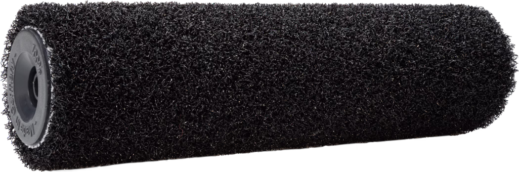 Pajarito_Dummy_Quick Fill Performance Line_168678_2021-11 Gros plan d'un manchon de rouleau à peinture cylindrique avec une surface en fibres synthétiques noires à structure ouverte et rugueuse. La housse du rouleau présente une texture dense et bouclée conçue pour retenir et répartir la peinture sur des surfaces rugueuses ou texturées. Un embout en plastique et le noyau creux sont visibles, indiquant qu'il se monte sur un cadre de rouleau standard ; le matériau semble robuste et adapté à l'application d'apprêts, de revêtements texturés ou de vernis. L'image met l'accent sur les détails de la surface sous un éclairage neutre.