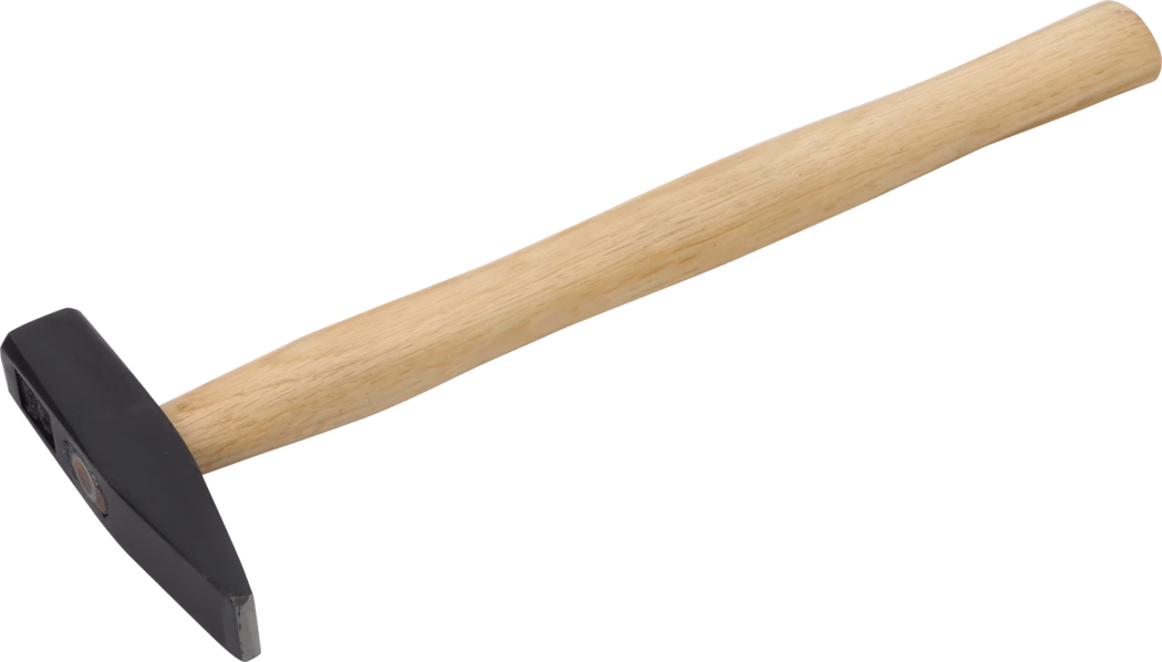 Un outil à main : un marteau avec un long manche en bois clair et lisse et une tête en métal noire. La tête présente une face de frappe plate d'un côté et une panne étroite en forme de ciseau de l'autre côté. Le manche en bois est légèrement courbé pour une prise confortable et sûre. Le marteau est photographié en diagonale sur un fond blanc uni.