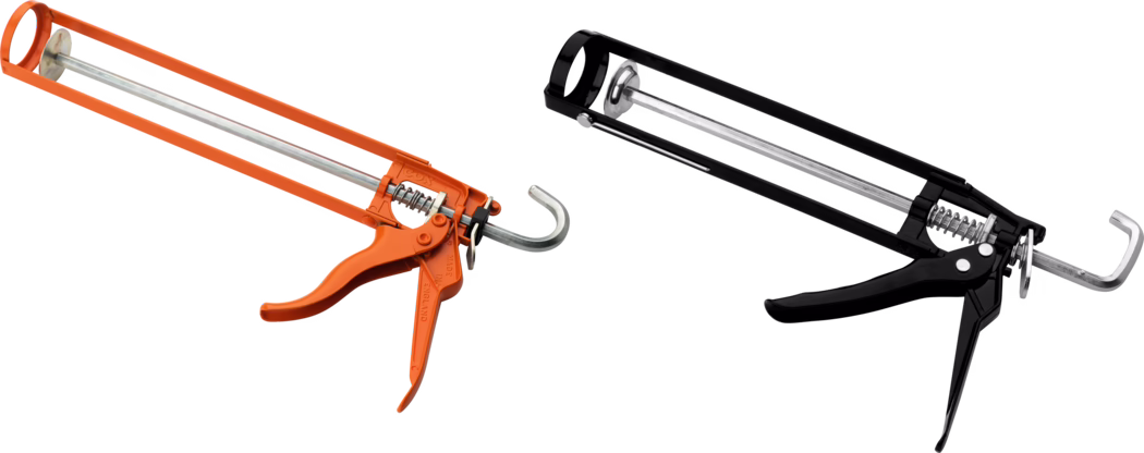 Deux pistolets manuels pour cartouches sur fond blanc : un orange vif et un noir. Ils possèdent tous deux un cadre métallique rectangulaire et fin, une longue tige de poussée en métal avec crans, un mécanisme de gâchette à ressort et un crochet arrière. Le modèle orange montre des poignées ergonomiques courbées et des ressorts ainsi que des pièces métalliques visibles ; le pistolet noir est présenté sous un angle légèrement différent mettant en valeur la tige métallique, le bouchon circulaire et le crochet. Image produit nette en studio, fond blanc, haute résolution.