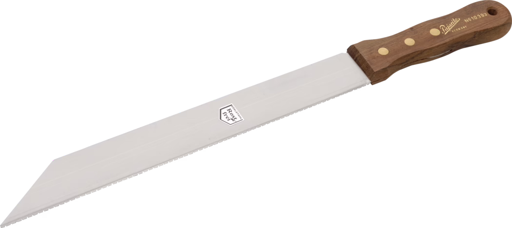 Pajarito_Dummy_Special knife_038676_2021-02 Long couteau de cuisine à lame dentelée et étroite en acier inoxydable avec une pointe biseautée. La lame argentée mate présente une denture fine et uniforme le long du tranchant et un petit marquage hexagonal estampé "rostfrei" indiquant l'acier résistant à la rouille. Le manche ergonomique est en bois poli brun foncé, fixé par trois rivets en laiton visibles et porte une inscription dorée du fabricant et un numéro de modèle ; un petit trou de suspension se trouve à l'extrémité du manche. L'image montre le couteau sur fond blanc, photographié en diagonale pour afficher toute la longueur de la pointe au manche. Convient pour trancher le pain, les gâteaux et autres pâtisseries ; état propre et intact, sans corrosion ni éclats visibles.