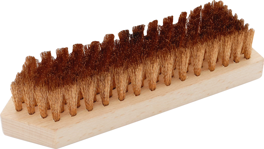 Photographie en gros plan d'une petite brosse de nettoyage rectangulaire en bois avec des poils naturels bruns, densément disposés. Le corps de la brosse est un bloc de bois clair et lisse avec plusieurs touffes uniformément espacées de poils grossiers, semblables à de la paille, dressés à la verticale. Les poils présentent un effet bicolore, plus foncé aux extrémités et plus clair à la base, suggérant des fibres naturelles ; l'image est isolée sur fond blanc et met en valeur la texture et les détails fins, adaptée à une présentation produit ou à un catalogue.
