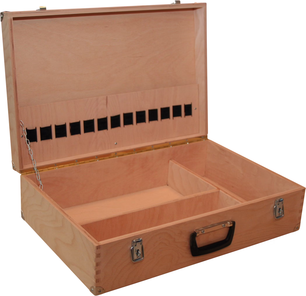 Pajarito_Dummy_Tool box empty_036104_2021-03 Valise de transport ouverte en bois clair avec couvercle articulé, intérieur compartimenté, deux compartiments longitudinaux, fermoirs métalliques et poignée en plastique noir. Le boîtier est en contreplaqué lisse avec veines visibles, assemblages d'angle apparents, une chaîne de maintien du couvercle et une rangée d'encoches rectangulaires sur la face intérieure du couvercle. L'intérieur comporte une cloison amovible ; les compartiments conviennent pour ranger des outils, du matériel artistique ou des documents. Les ferrures métalliques sont argentées et l'aspect général est utilitaire et adapté à l'atelier.