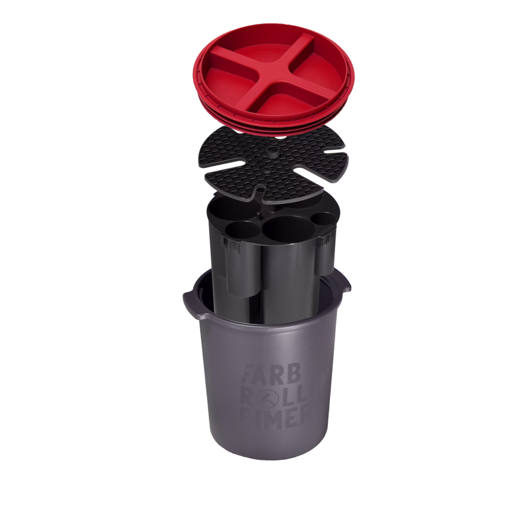 Seau à peinture cylindrique gris avec insert amovible et couvercle rouge présenté en vue éclatée : seau gris avec poignées et inscription discrète, insert noir à compartiments multiples pour rouleaux et pinceaux, grille noire à motif nid d'abeille et couvercle rond rouge avec quatre zones en creux ; fond blanc.