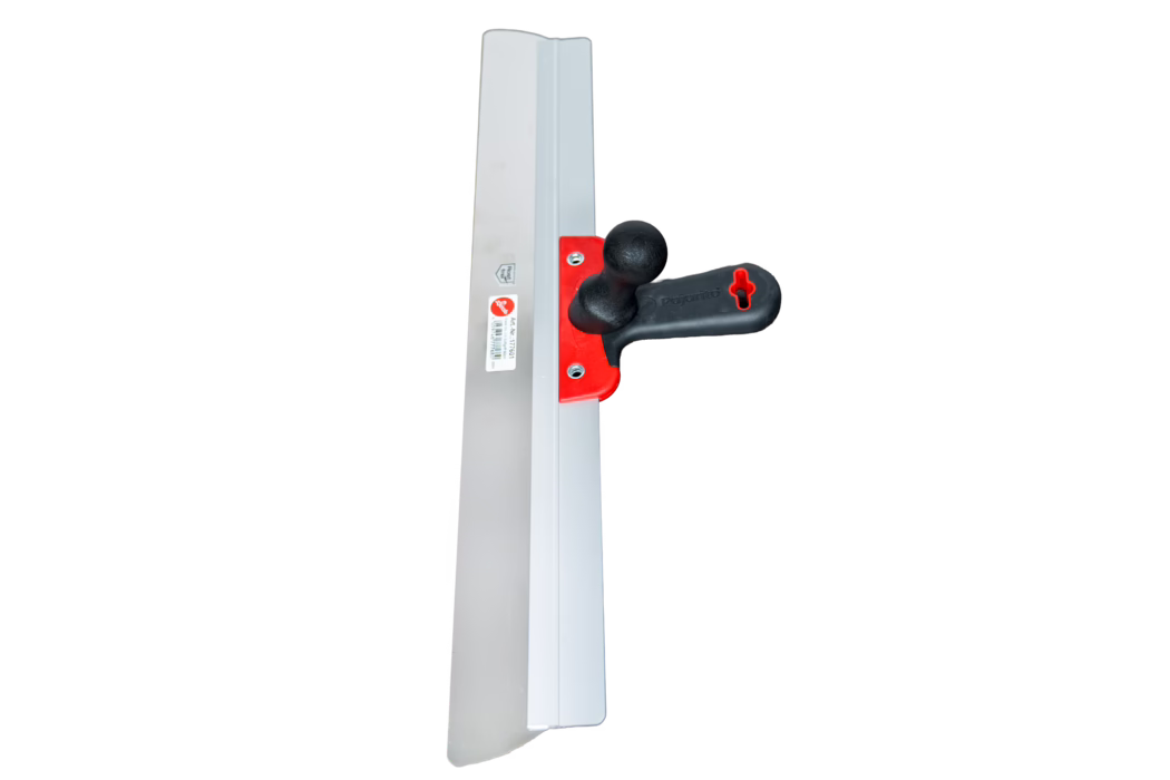 Une grande spatule de finition avec une lame droite en acier inoxydable et un ensemble de poignée en plastique fixé. La lame est large et fine, de couleur argentée, avec une extrémité légèrement arrondie et l'autre presque droite. Une platine de fixation en plastique rouge maintient la poignée ergonomique noire sur la lame ; la poignée comporte un bouton arrondi pour exercer une pression contrôlée lors du lissage. Près de la poignée, un petit autocollant produit blanc et un logo sont visibles sur le métal. L'outil est photographié isolé sur fond blanc et orienté verticalement, la poignée étant à droite. Outil manuel destiné à l'enduisage, au lissage de l'enduit ou à l'application d'adhésifs sur de grandes surfaces planes.