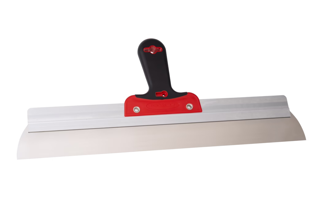 Grande spatule de finition en acier inoxydable avec une longue lame plate et une barre de renfort en aluminium, dotée d'une poignée ergonomique en plastique noir avec un élément de fixation rouge. La lame en acier, flexible, présente un bord inférieur légèrement arrondi, adapté au lissage de l'enduit, de la couche de finition et des joints sur de grandes surfaces. L'outil est centré sur un fond blanc et orienté horizontalement ; il est propre et semble neuf, d'environ 50 cm de large. Outil professionnel pour plâtrerie et finition de plaques de plâtre destiné à appliquer et niveler les enduits pour obtenir une surface lisse.