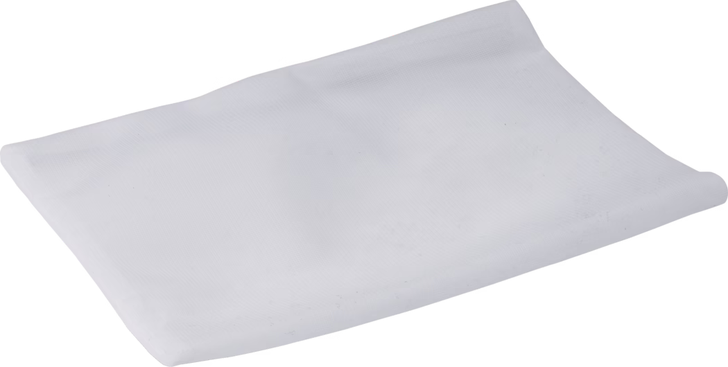 Un tissu blanc rectangulaire à maillage fin, posé à plat sur un fond blanc. Le tissu léger paraît semi-transparent avec une texture tissée discrète ; un coin est légèrement roulé. Les bords sont soigneusement ourlés ; le matériau évoque un tissu de filtrage, de couverture ou de nettoyage pour la cuisine et l'entretien domestique.