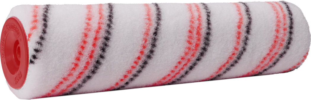 Photographie en gros plan d’un manchon de rouleau à peinture cylindrique recouvert d’un velours synthétique blanc dense avec des rayures en spirale diagonale rouges et noires alternées. Le manchon présente une texture douce et duveteuse adaptée aux surfaces lisses à semi-lisses ; les fibres fines retiennent et répartissent la peinture de façon homogène. Une extrémité comporte un capuchon en plastique rouge avec un trou central encastré pour le montage sur un cadre de rouleau et des marquages moulés. L’image montre le rouleau à l’horizontale, remplissant le cadre et mettant en valeur les fibres, le motif rayé et les ombres subtiles.