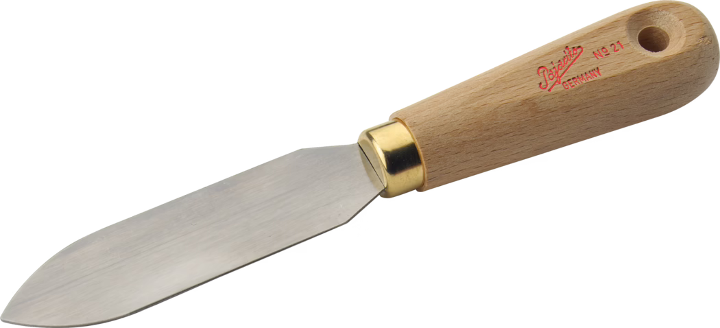 Pajarito_Dummy_Putty knife_012859_2021-02 Un couteau à palette à manche en bois avec une lame en acier inoxydable, pointe arrondie, virole en laiton et un trou pour suspendre. La lame métallique brossée est plate et légèrement flexible, adaptée pour étaler de la peinture ou de la crème. Le manche en bois clair porte en lettres rouges « Pajetto GERMANY No 21 ». Objet présenté sur fond blanc.