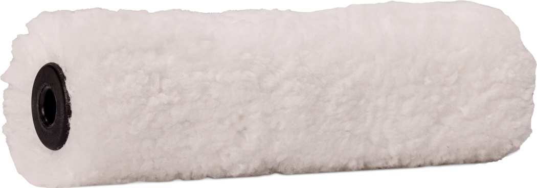Gros plan d'une housse de rouleau à peinture blanche et duveteuse, avec une texture pelucheuse et un noyau interne en plastique noir visible à une extrémité.