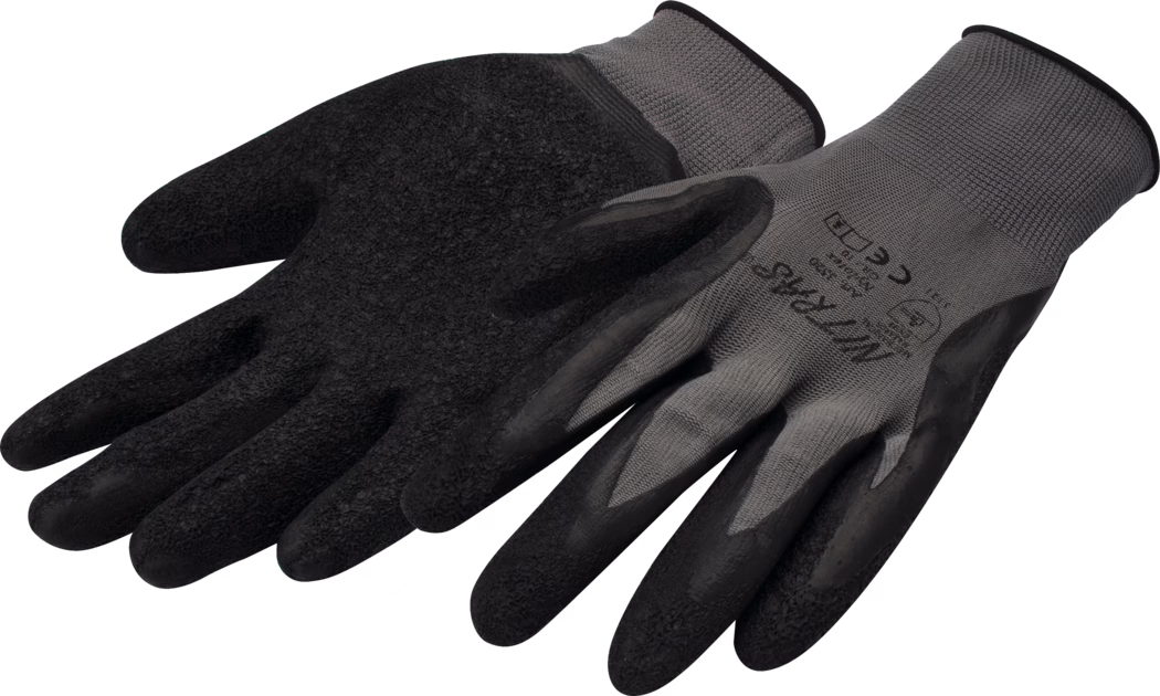 Une paire de gants de travail gris et noirs est posée à plat sur un fond blanc. Les gants présentent des dos en tissu tricoté gris et un revêtement noir texturé caoutchouté couvrant la paume et les doigts pour améliorer l'adhérence. Le revêtement de la paume et des doigts a une texture rugueuse, semblable à du papier de verre, tandis que le dos est en tricot ajusté ; des poignets élastiques avec finition noire maintiennent les gants en place. Un gant présente des symboles de certification imprimés, des indications de taille et un nom de produit sur le dos. Les gants semblent légers, flexibles et adaptés aux tâches légères nécessitant de la dextérité et une bonne prise, comme l'assemblage, la manipulation d'outils ou les travaux extérieurs.