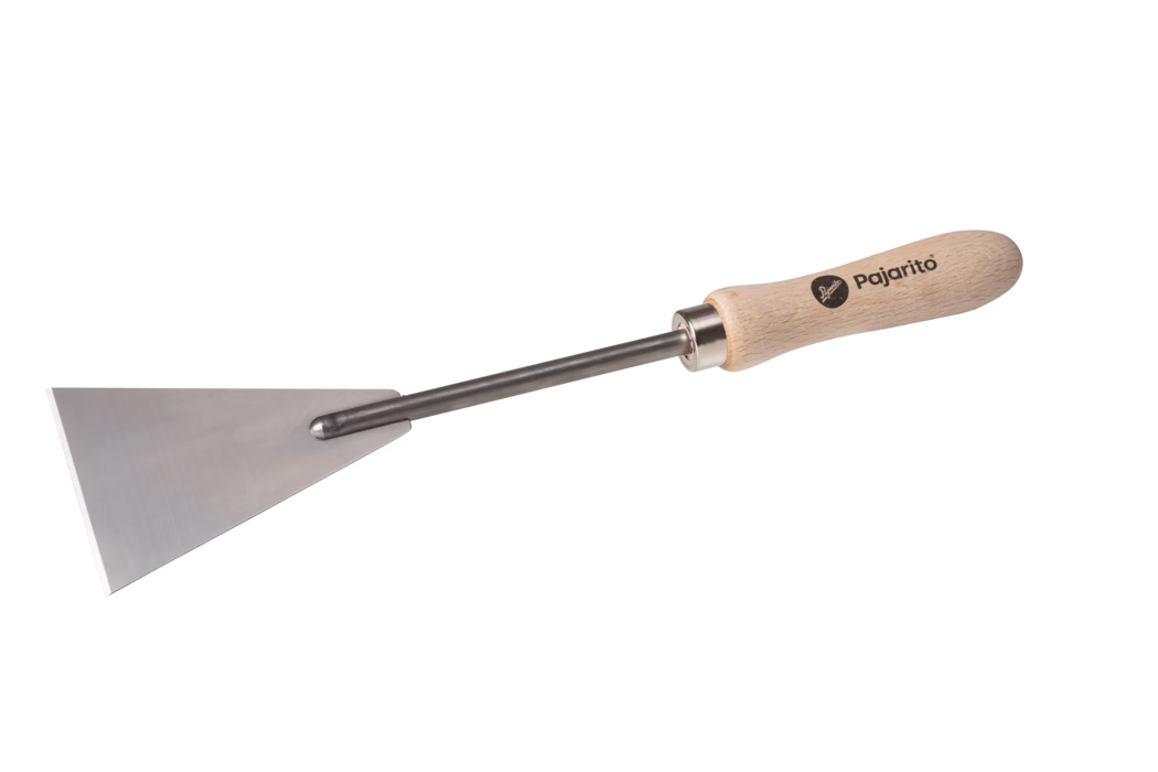 Pajarito_Dummy_Burn-off spatula_052126_012872_052127_012873_012874_25-03 Une spatule triangulaire en acier inoxydable avec une longue tige métallique et un manche en bois clair gravé du logo « Pajarito », photographiée sur un fond blanc uni. La lame plate, légèrement inclinée, possède une pointe triangulaire; la tige métallique est fixée à la lame et se termine par une virole métallique au niveau du manche. Le manche en bois, lisse et arrondi, présente le grain naturel du bois et une forme ergonomique, adapté à l'étalage, au grattage ou au plâtrage. Photo produit en studio avec éclairage homogène et ombres minimales.
