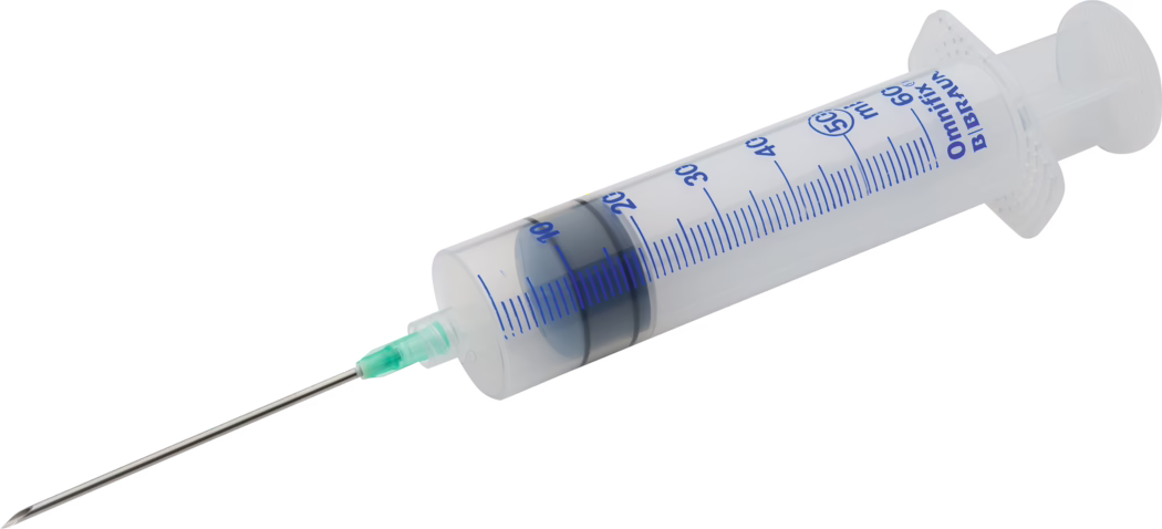 Pajarito_Dummy_Glue syringe_089417_ 089418_2021-02 Une seringue en plastique transparent avec une échelle graduée. La seringue a un piston translucide de couleur vert clair et une aiguille métallique aigüe. Les marquages de mesure vont de 0 à 60 millilitres, indiqués en bleu, et le corps contient un effet de dégradé intéressant entre les marquages.
