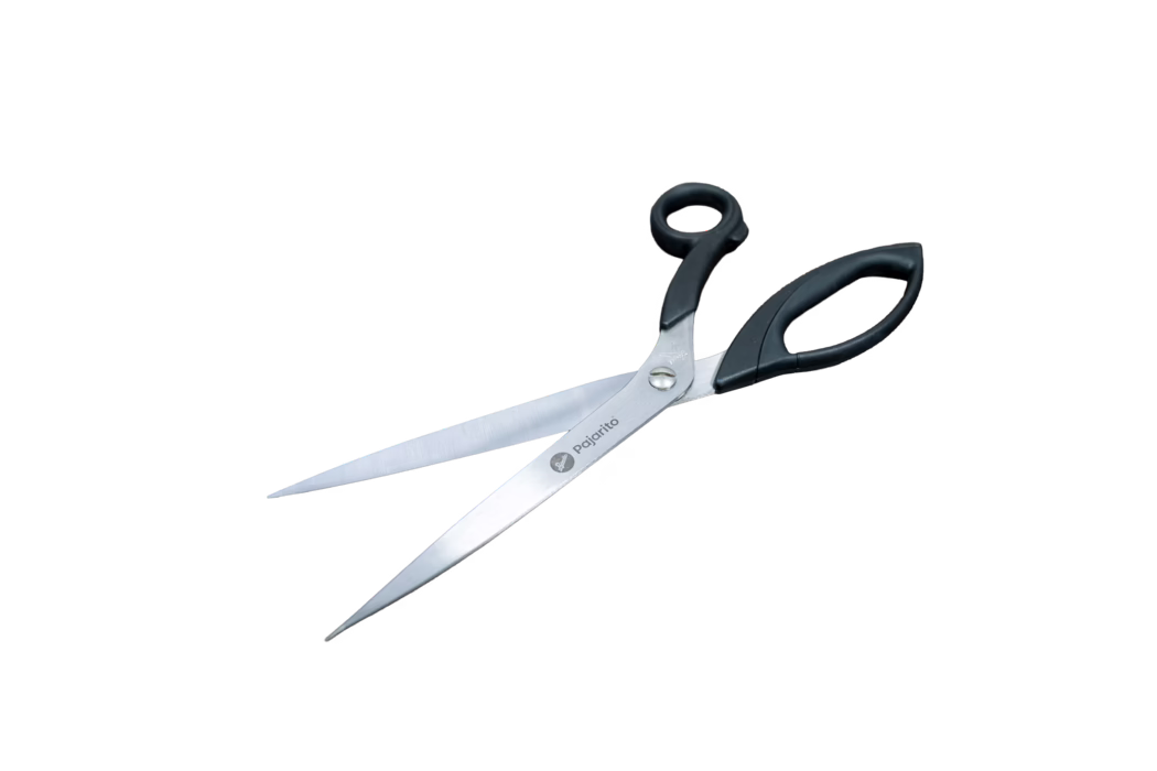 Pajarito_Dummy_Wallpaper scissors Profi Cut and Roughening scissors Profi Cut _013828_067761_2021-03 Une paire de grands ciseaux en acier inoxydable aux lames longues et étroites et aux poignées ergonomiques en plastique noir sur fond blanc. Les lames sont légèrement écartées et reliées par une rivure métallique au niveau de la charnière ; une lame porte la marque imprimée Pajarito. Ces ciseaux semblent adaptés à la découpe de tissu ou à un usage polyvalent.