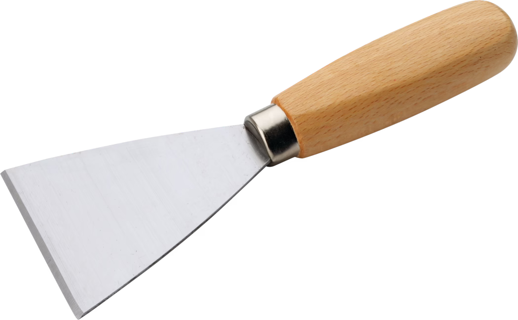 Gros plan d'une spatule à mastic en métal avec une lame plate et triangulaire en acier inoxydable et un court manche lisse en bois clair reliés par une virole métallique ; la lame présente de légères traces d'outil et un bord droit et net, photographiée sur fond blanc.