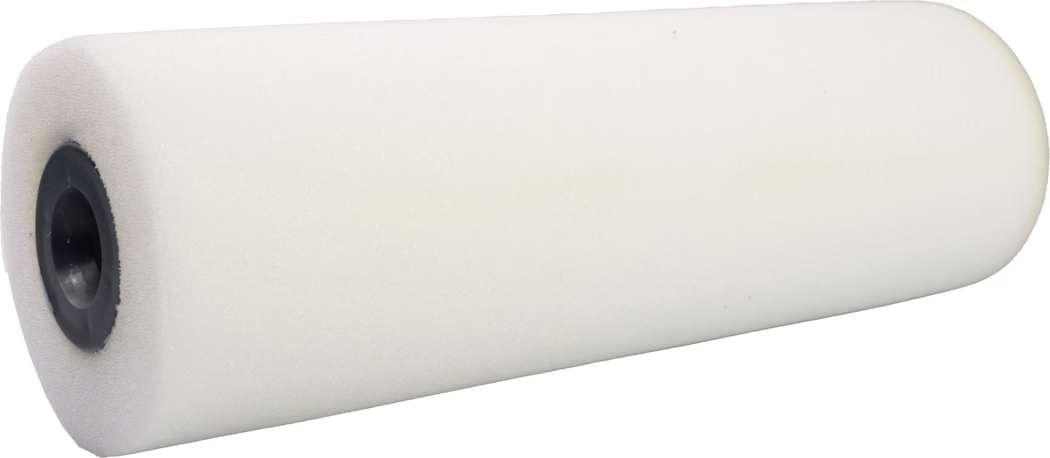 Manchon de rouleau en mousse blanc : manchon cylindrique en mousse avec un noyau intérieur en plastique noir, mousse à texture fine et lisse, utilisé pour appliquer de la peinture sur les murs et les grandes surfaces planes.
