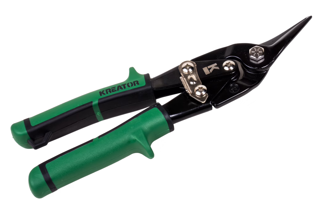 Pajarito_Dummy_Lever plate shear_021679_2021-02 Gros plan sur une cisaille à tôle vert-noir avec de longues lames noires et étroites, des rivets et un verrou visibles, des poignées ergonomiques en caoutchouc vert et noir et la marque 'KREATOR', isolée sur fond blanc.