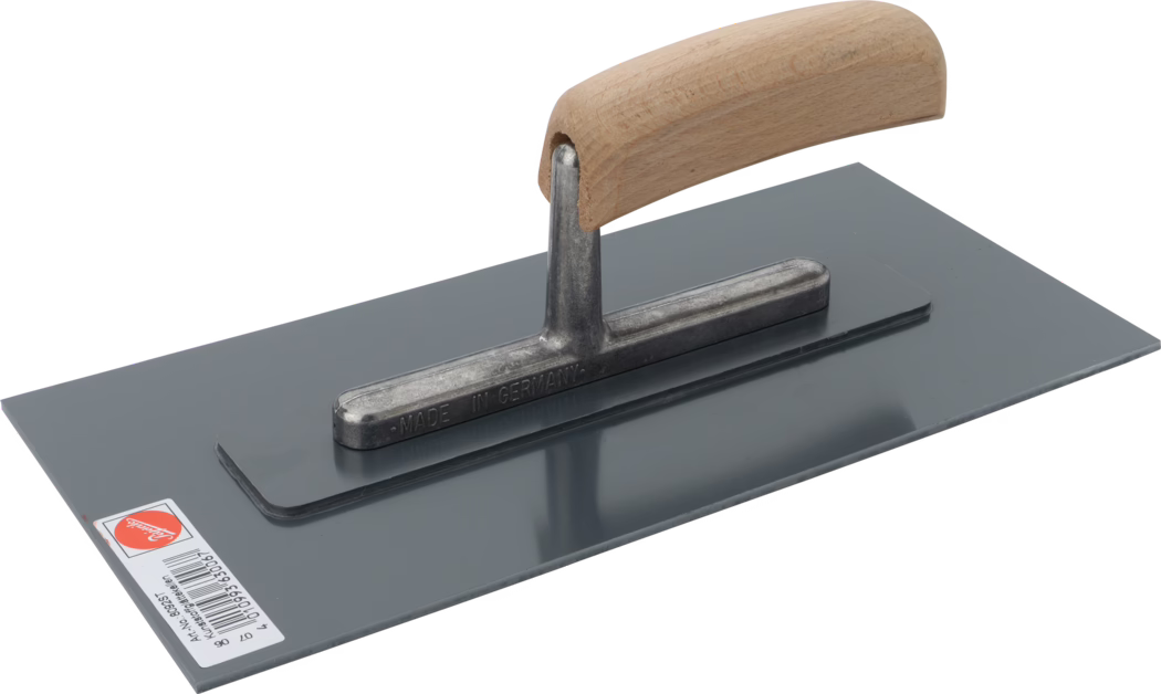 Truelle rectangulaire avec lame métallique grise lisse, tige courte en métal et poignée courbe en bois clair sur fond blanc ; la tige métallique est estampée 'MADE IN GERMANY' et une petite étiquette produit avec code-barres est visible dans un coin.