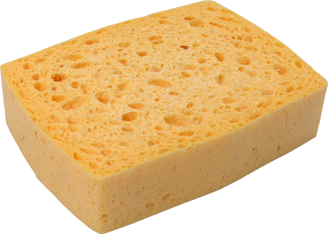 Gros plan d'une éponge de nettoyage rectangulaire jaune et poreuse aux coins arrondis sur fond blanc, montrant sa texture de mousse douce et absorbante avec des pores visibles.
