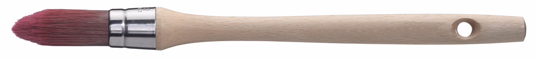 Un pinceau à bout arrondi avec des poils synthétiques brun-rougeâtres bien serrés, une virole métallique brillante et un manche en bois clair et lisse percé d'un trou pour l'accrocher, présenté sur fond blanc.