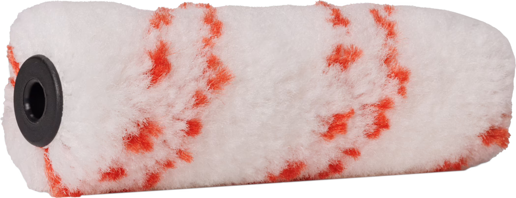 Gros plan d'une housse de rouleau à peinture blanche et duveteuse avec des rayures orange en zigzag et un embout en plastique noir, isolée sur fond blanc.