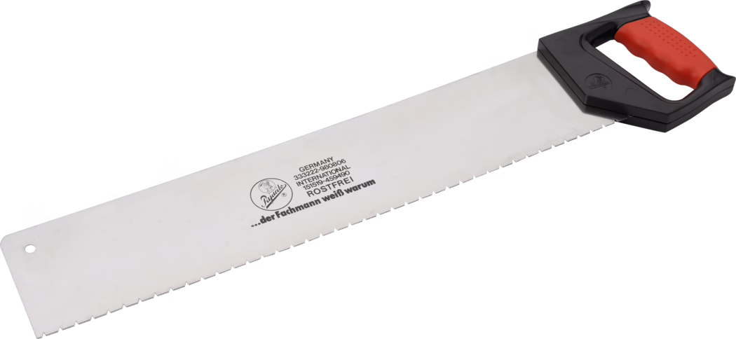 Pajarito_Dummy_Hard foam special saw_034701_2021-02 Une longue scie à main avec une large lame dentée en acier inoxydable et une poignée pistolet en plastique noir avec une insert en caoutchouc rouge. La lame présente des dents grossières régulièrement espacées et des inscriptions imprimées dont un logo, le mot 'GERMANY', des numéros de produit et les mentions 'ROSTFREI' et '...der Fachmann weiß warum'. La poignée rectangulaire comporte des rainures pour les doigts et une zone rouge texturée; l'outil semble propre, neuf et destiné à couper du bois ou des matériaux de construction.