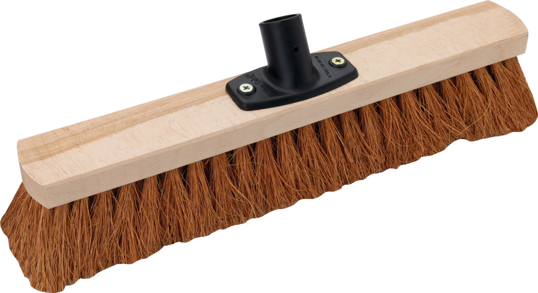 Tête de balai en bois avec poils raides bruns en fibre de coco, bloc rectangulaire en bois clair et emmanchement en plastique noir fixé par deux vis, adaptée au balayage extérieur ou aux surfaces rugueuses.