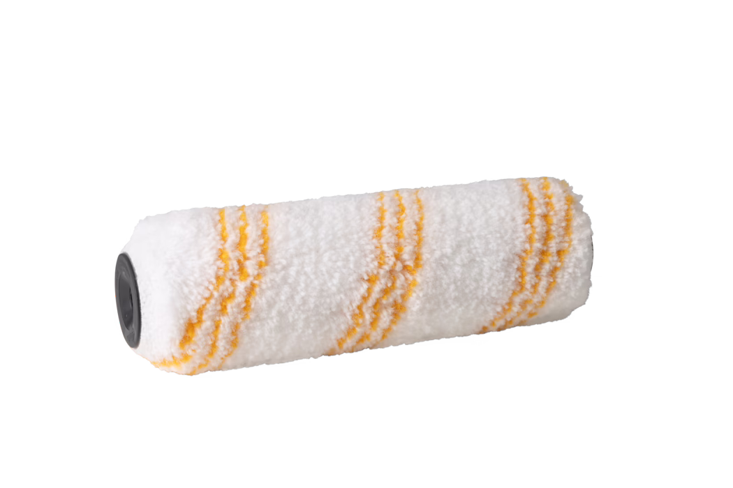 Pajarito_Dummy_Poly long_Poly short Easy Line_182968_182961_182967_182962_2025-03 Gros plan sur une housse de rouleau à peinture blanche et duveteuse avec trois bandes diagonales orange, cylindrique et neuve, isolée sur fond blanc.