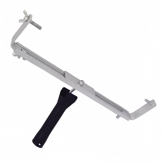 Outil de serrage métallique réglable avec une poignée en plastique noire de type pistolet. Le corps principal est une barre coulissante argentée, anodisée ou galvanisée, équipée d'une bride réglable et d'une écrou papillon pour le serrage. Les deux extrémités comportent de petits crochets inclinés et l'une d'elles présente une vis filetée avec écrou papillon pour un réglage fin. L'outil semble conçu pour maintenir ou soutenir des pièces lors d'assemblage ou de réparation. La photographie montre l'outil isolé sur fond blanc, prise d'un léger angle surélevé.