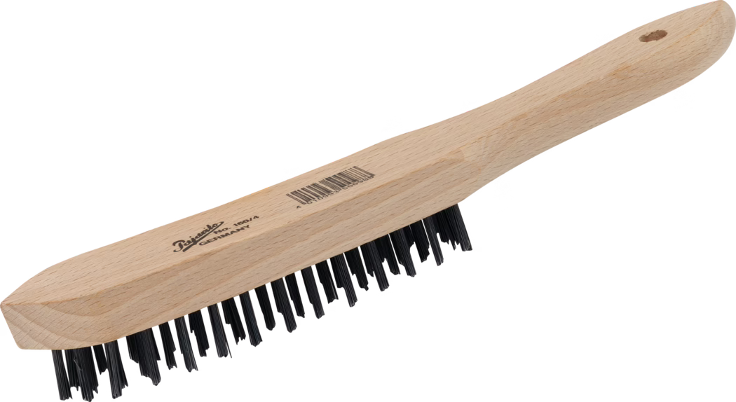 Pajarito_Dummy_Steel wire brush_014345_014346_014347_014349_014352_051023_2021-02 Brosse métallique à manche en bois avec poils noirs rigides, manche allongé en hêtre avec trou de suspension, code-barres et marquage de la marque visibles sur le manche, tête de brosse légèrement inclinée pour frotter et nettoyer les surfaces métalliques.