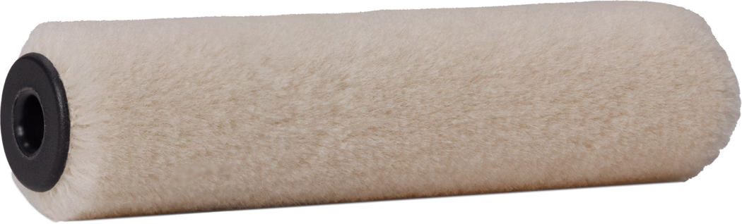 Gros plan d'une manchon de rouleau à peinture cylindrique recouvert d'un poil dense beige de type laine. Le rouleau présente une texture douce et duveteuse conçue pour absorber et répartir la peinture uniformément; l'une des extrémités montre un noyau en plastique noir avec un trou central pour la fixation sur l'axe. La hauteur du poil est de calibre moyen, adaptée à l'application de peinture sur des surfaces lisses à légèrement structurées. L'objet est isolé sur fond blanc, révélant les détails des fibres et de la construction.