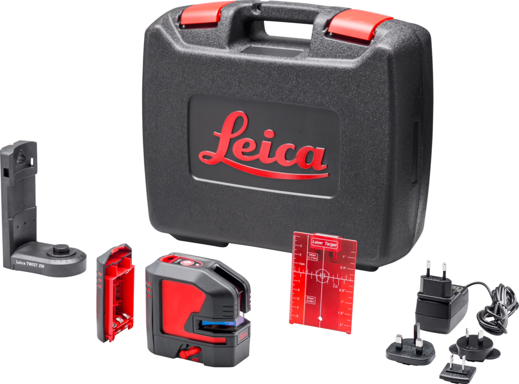 Pajarito_Dummy_Leica Lino L2 Set_010027_2021-03 Valise rigide noire en plastique avec le logo rouge en relief 'Leica', présentée avec un kit de niveau laser rouge et noir et ses accessoires. Le kit comprend un appareil laser compact auto-nivelant avec des accents rouges, un couvercle de compartiment batterie amovible, une cible laser transparente rouge avec des graduations, un petit support de fixation réglable marqué 'Leica TWIST 250', un chargeur secteur et plusieurs adaptateurs de prise internationaux. Tous les éléments sont disposés sur un fond blanc, la valise est équipée d'une poignée et de loquets rouges.