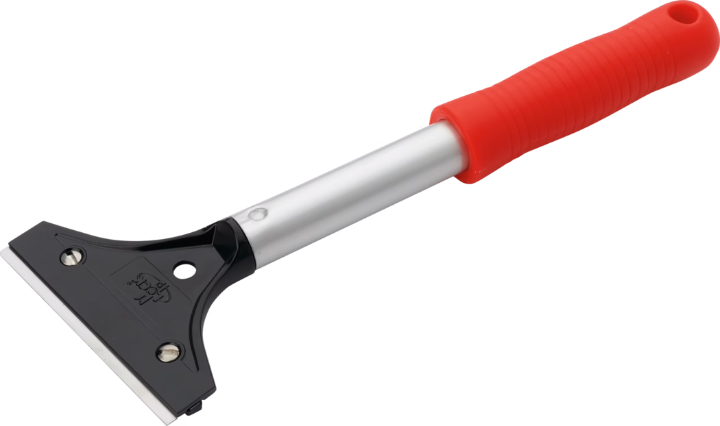 Pajarito_Dummy_Window and floor scraper metal handle_034671_2021-02 Grattoir manuel en métal avec une large lame plate montée sur une tête en plastique noir, reliée à une tige métallique argentée et une poignée en caoutchouc rouge nervurée avec un trou pour suspendre. La lame est fixée par deux vis visibles et semble remplaçable. Outil adapté au grattage de peinture, autocollants, colle ou givre sur des surfaces lisses comme le verre, les carreaux ou les plans de travail. Photo sur fond blanc, l'outil est présenté en angle pour montrer la lame et la poignée.