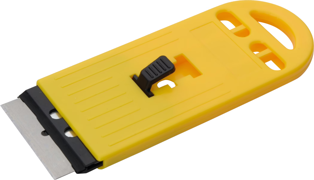 Grattoir compact en plastique jaune avec une lame métallique plate remplaçable à une extrémité, une languette noire coulissante au centre pour verrouiller la lame et une poignée arrondie comportant des ouvertures pour les doigts. Le corps rectangulaire présente des rainures peu profondes pour une meilleure prise en main et un logement encastré où repose la lame ; le tranchant est exposé pour racler peinture, adhésifs ou résidus sur surfaces planes. Construction légère et résistante en polypropylène, conçue pour des travaux de grattage manuels et un remplacement facile de la lame.