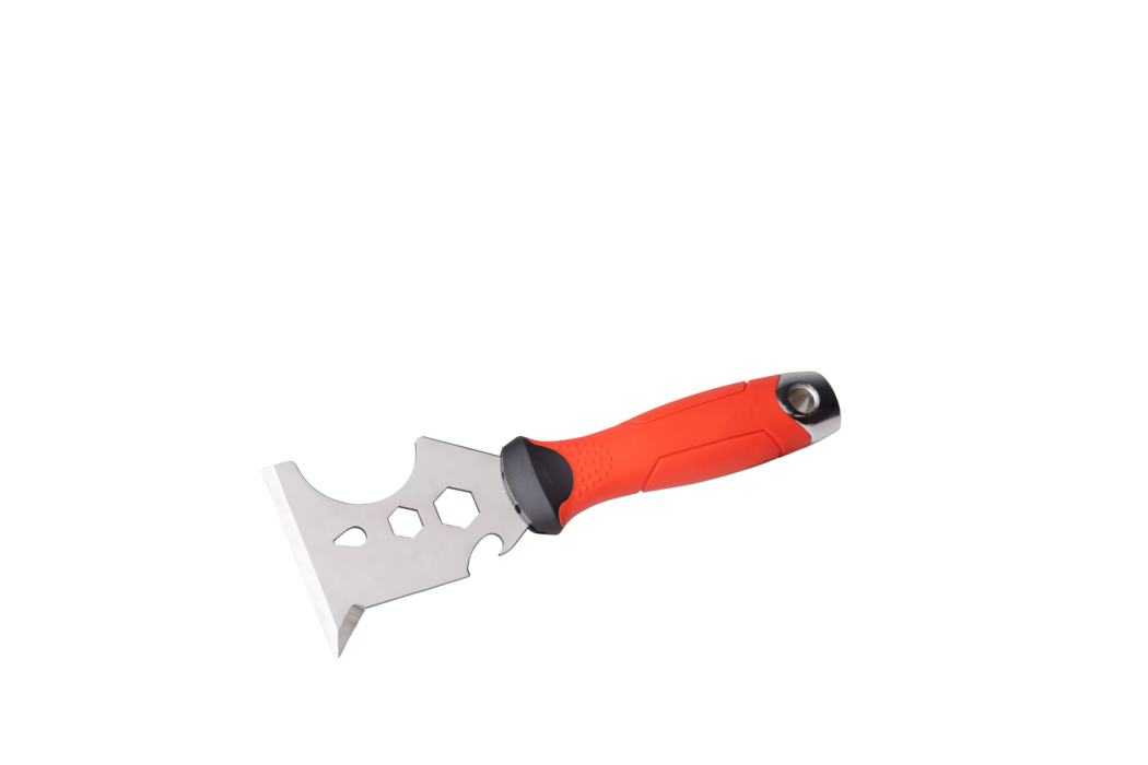 Un grattoir multifonction en acier inoxydable avec une lame plate triangulaire et un manche ergonomique en caoutchouc rouge. La lame comporte un tranchant biseauté aiguisé pour le grattage, un coin pointu et plusieurs découpes en forme d'ouvertures hexagonales et d'une goutte, permettant de l'utiliser comme clés et pour enlever de la peinture. Le manche présente une surface texturée, un collet en caoutchouc noir près de la lame pour protéger la main et un œillet métallique à l'extrémité pour l'accrochage. L'outil est photographié sur fond blanc.