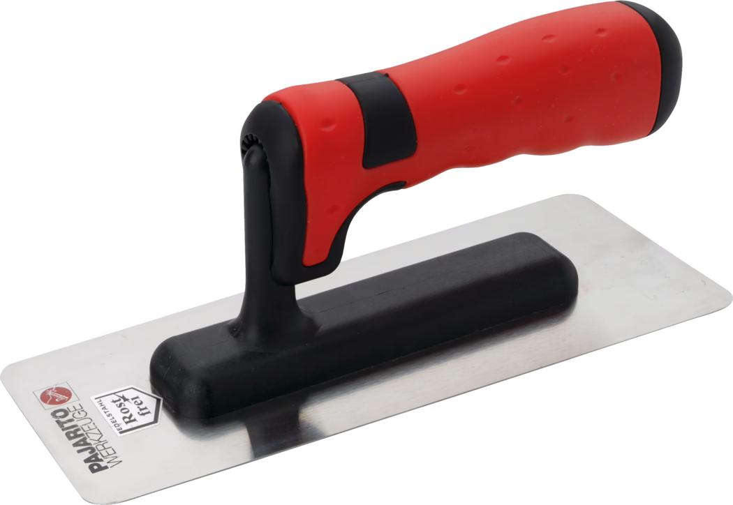 Pajarito_Dummy_Marble Effect Trowel Soft Handle_013665_013666_013667_2021-03 Une taloche/ truelle de finition rectangulaire en acier inoxydable de taille moyenne sur fond blanc. La lame métallique plate et polie présente des coins arrondis, un support de lame en plastique noir et une poignée ergonomique surélevée recouverte d'un revêtement caoutchouté souple rouge avec des accents noirs et de petites empreintes texturées. La poignée est fixée sur une courte tige noire ; l'outil sert à lisser et à finir des surfaces en enduit, mortier ou béton.