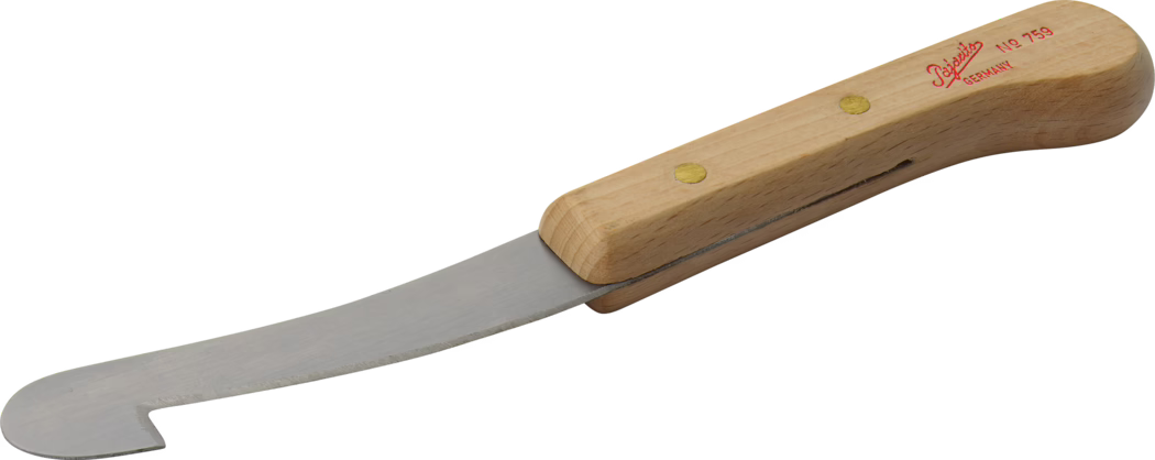 Petit couteau de cuisine avec une lame étroite et incurvée en acier inoxydable se terminant par une pointe recourbée et un manche en bois clair fixé par deux rivets en laiton ; le manche présente une inscription tamponnée en rouge indiquant « Germany ». Convient pour couper et servir du fromage ou pour étaler des aliments mous.