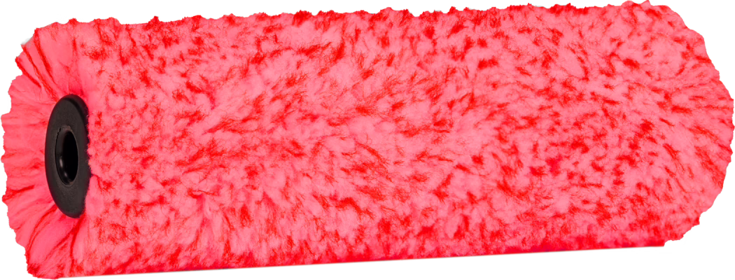 Gros plan d'une housse de rouleau à peinture duveteuse de couleur rose vif, avec un velours synthétique dense, forme cylindrique avec un embout en plastique noir visible à gauche, montrant une texture douce et fibreuse et de fines fibres libres sur fond blanc.