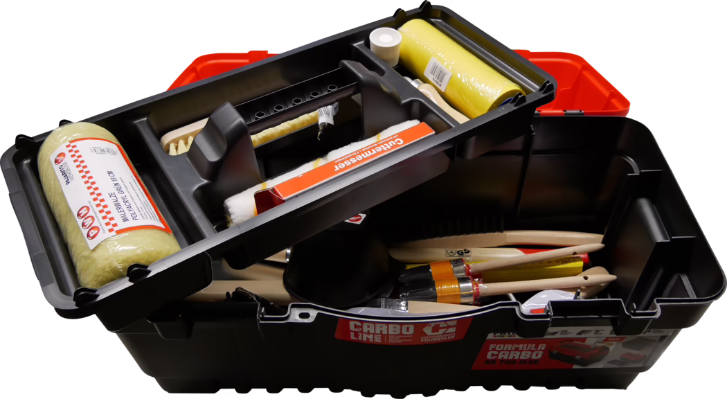 Pajarito_Dummy_Trainee tool box 29 pieces_021306_2021-03 Boîte à outils noire en plastique ouverte avec plateau supérieur amovible, remplie d'outils de peinture sur fond blanc : plusieurs rouleaux de peinture jaunes et housses de rouleau emballés, plusieurs pinceaux à manches en bois, un petit bac à peinture, une brosse et divers accessoires de peinture ; étiquette 'Carbo Line' visible sur la boîte.