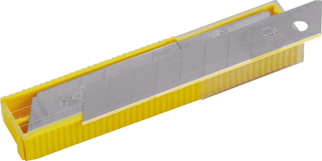 Un boîtier en plastique jaune contenant une bande de lames de cutter à segments détachables en métal argenté, partiellement visible sous une couverture transparente.