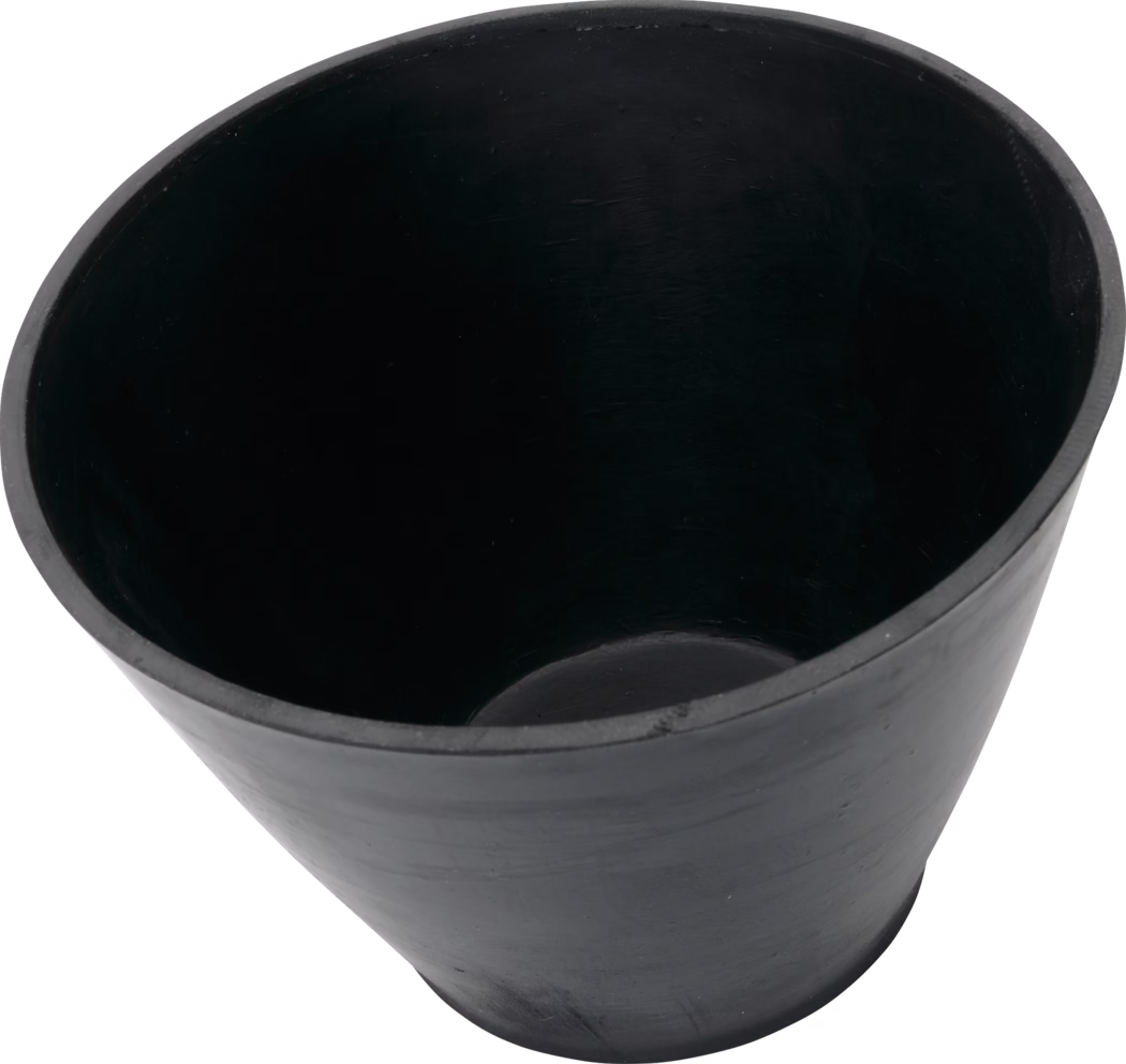 Pajarito_Dummy_Plaster cup conical shape rubber_089425_2021-02 Vue plongeante d'un pot ou d'un seau simple en plastique noir. L'image montre l'intérieur vide et les parois effilées d'un récipient conique à surface lisse et mate. De légères marques d'usinage et de faibles rayures sont visibles à l'intérieur et à l'extérieur. Le bord est fin et légèrement irrégulier. Le fond arrondi est partiellement visible ; aucun trou de drainage ni anse n'apparaît. L'objet est photographié sur un fond blanc avec un éclairage doux venant du dessus, mettant en valeur la forme et la texture du pot. L'article semble utilitaire et peut servir de pot de fleurs, de contenant de rangement ou de petite poubelle.