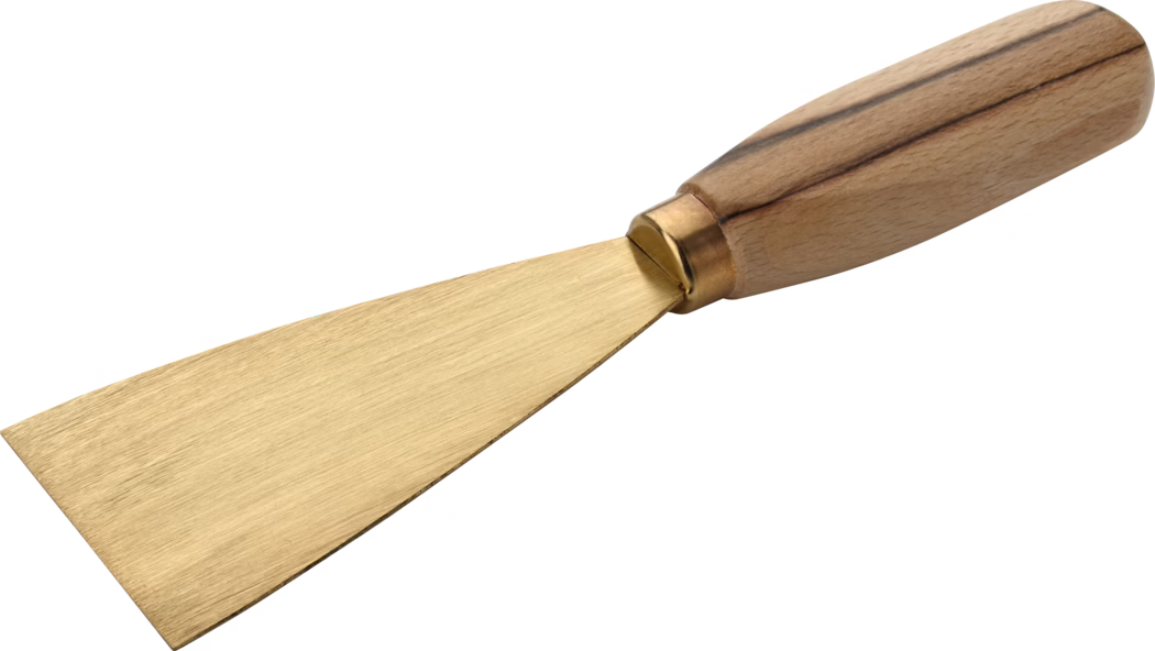 Photo en studio d'une petite spatule ou grattoir métallique plat isolé sur fond blanc. L'outil présente une lame large et effilée de couleur laiton avec une texture brossée fine et un bord de travail légèrement biseauté, reliée par une courte virole métallique à un manche en bois lisse de forme ovale avec des veines visibles. La lame est inclinée par rapport au manche, adaptée au raclage ou à l'étalage de matériaux ; l'image met en valeur les détails et la texture de la surface.