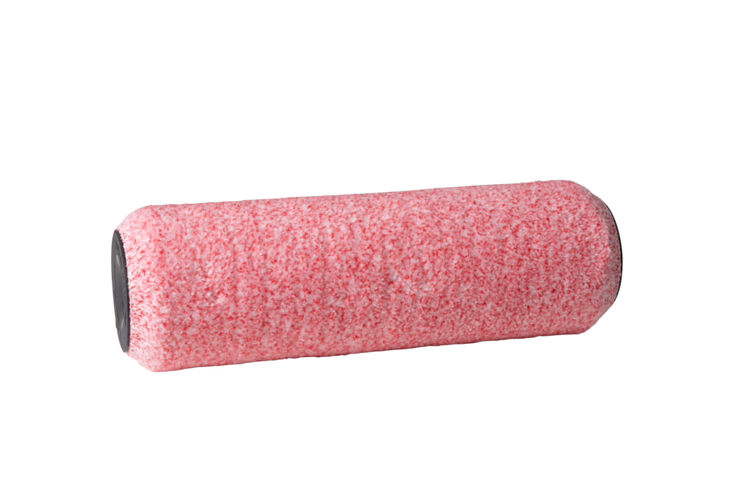 Gros plan d'une housse de rouleau à peinture rose au velours texturé et doux, posée horizontalement sur fond blanc ; les extrémités sont équipées de capuchons en plastique foncé ; photo produit isolée en studio.