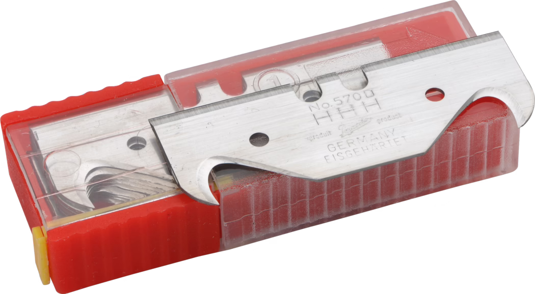 Pajarito_Dummy_Double ground blades_034584_2021-02 Un distributeur en plastique rouge avec un couvercle coulissant transparent contenant une pile de lames utilitaires rectangulaires en acier inoxydable. Une lame est partiellement poussée et repose sur le dessus, révélant des encoches, des trous ronds et des marquages gravés incluant « No. 5700 » et « GERMANY ». Le support rouge strié accueille les lames, et un petit curseur jaune à l'extrémité verrouille le couvercle. Les lames métalliques présentent un tranchant droit et affûté, un bord supérieur biseauté et une finition brossée avec de légères rayures. L'objet est isolé sur fond blanc.