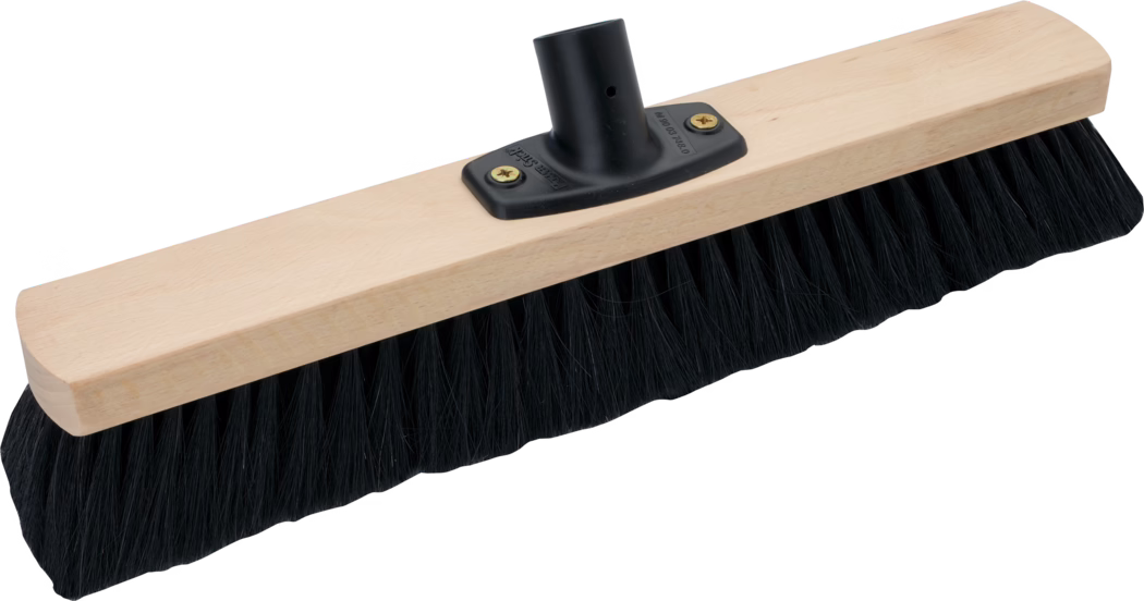 Tête de balai en bois clair et lisse avec des poils synthétiques noirs et denses et une douille de manche en plastique noir fixée par deux vis en laiton ; le bloc rectangulaire aux extrémités arrondies et les longs poils réguliers conviennent au balayage des sols.