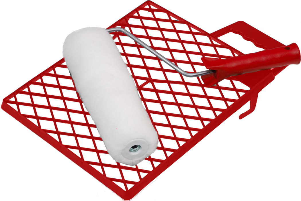 Pajarito_Dummy_Roller Set Easy Line_168977_168978_2021-11 A white paint roller with a soft nap positioned diagonally on a red plastic paint grid/tray insert; the roller has a metal frame and a red handle, and the red grid features a diamond lattice pattern for removing excess paint. The background is white and the isolated composition clearly shows the roller cover fibers, the metal arm, and the textured red plastic grid.