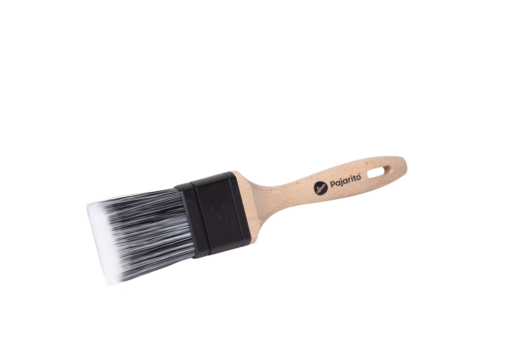 Pajarito_Dummy_Flat brush Water Maxx P-Line_179076_179077_179078_179079_2024-02 Une photo de studio haute résolution d'un pinceau plat avec un manche en bois et des poils synthétiques noir et blanc. Le manche est en bois clair (hêtre), de forme ergonomique avec un trou pour l'accroche ; la marque 'Pajarito' est imprimée sur le manche. La virole est en plastique noir marquée '50', maintenant des poils denses et droits, blancs aux pointes et noirs à la base. Le pinceau est posé sur un fond blanc propre, légèrement en diagonale, mettant en valeur la pointe plate et carrée et la finition professionnelle.