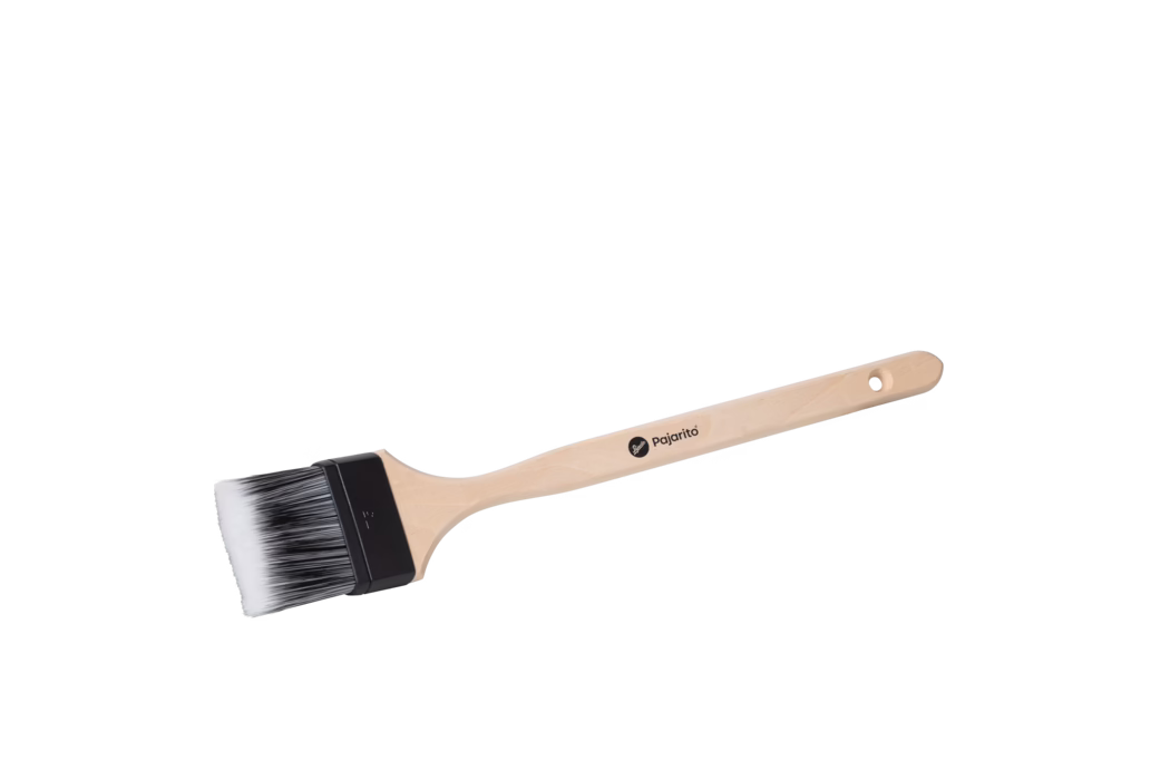 Pajarito_Dummy_Facade brush Water Maxx P-Line_179068_179069_2024-02 Pinceau à manche en bois, long manche clair en bois, virole métallique noire et soies synthétiques denses dégradant du noir à la base vers le blanc aux extrémités ; petit trou rond à l'extrémité du manche et la marque « Pajarito » imprimée sur le manche ; photographié sur fond blanc.
